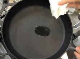 thoa dầu ăn lên chảo gang sau khi vệ sinh xong
